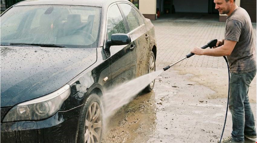 שטיפה ראשונית של רכב מלוכלך באמצעות מכונת שטיפה בלחץ