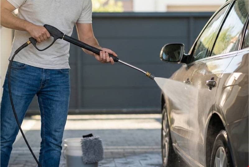 שטיפת רכב עם מכונת שטיפה בלחץ להסרת לכלוך חיצוני